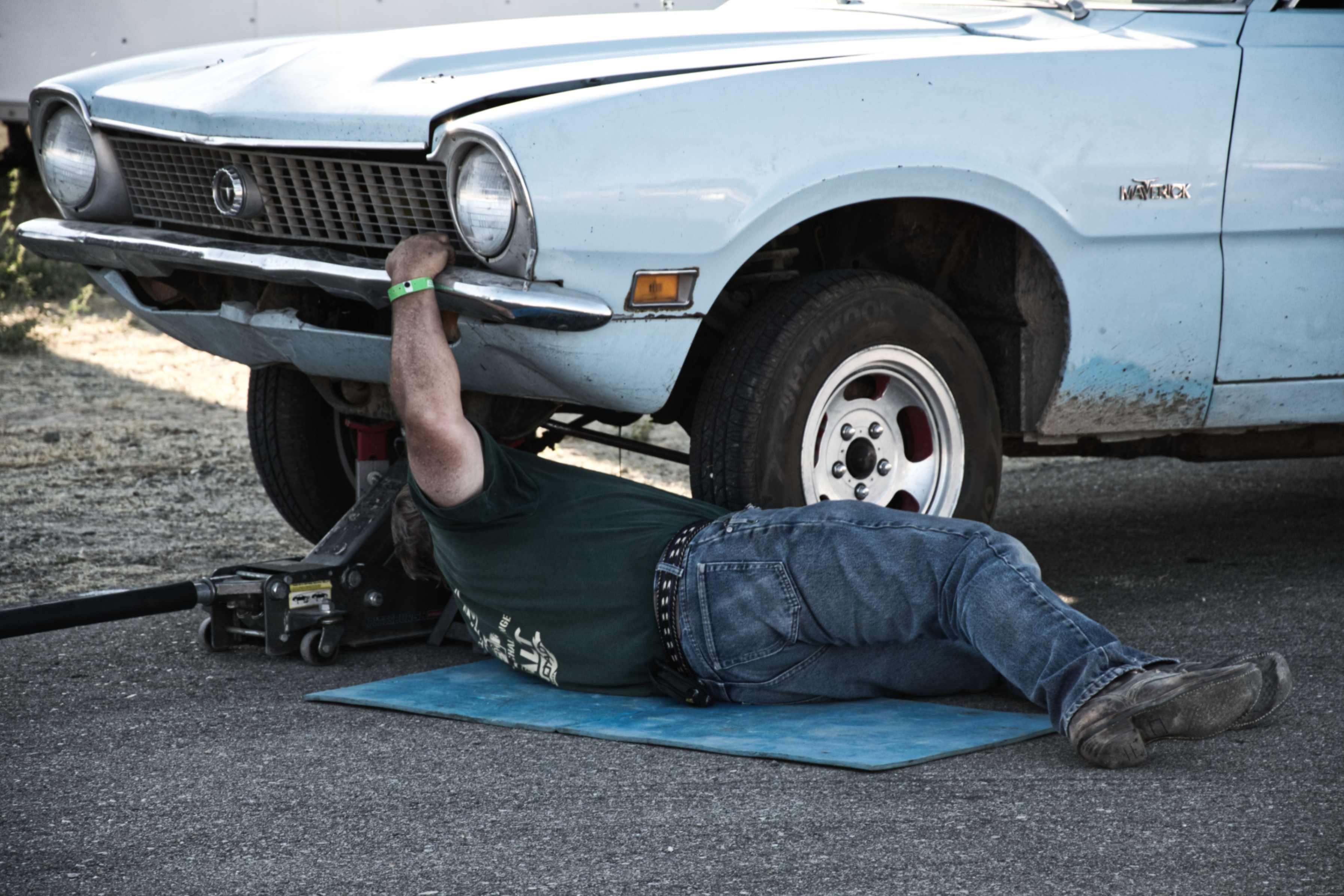 How Can a Tiny Hydraulic Jack Lift a Car? — article hero image