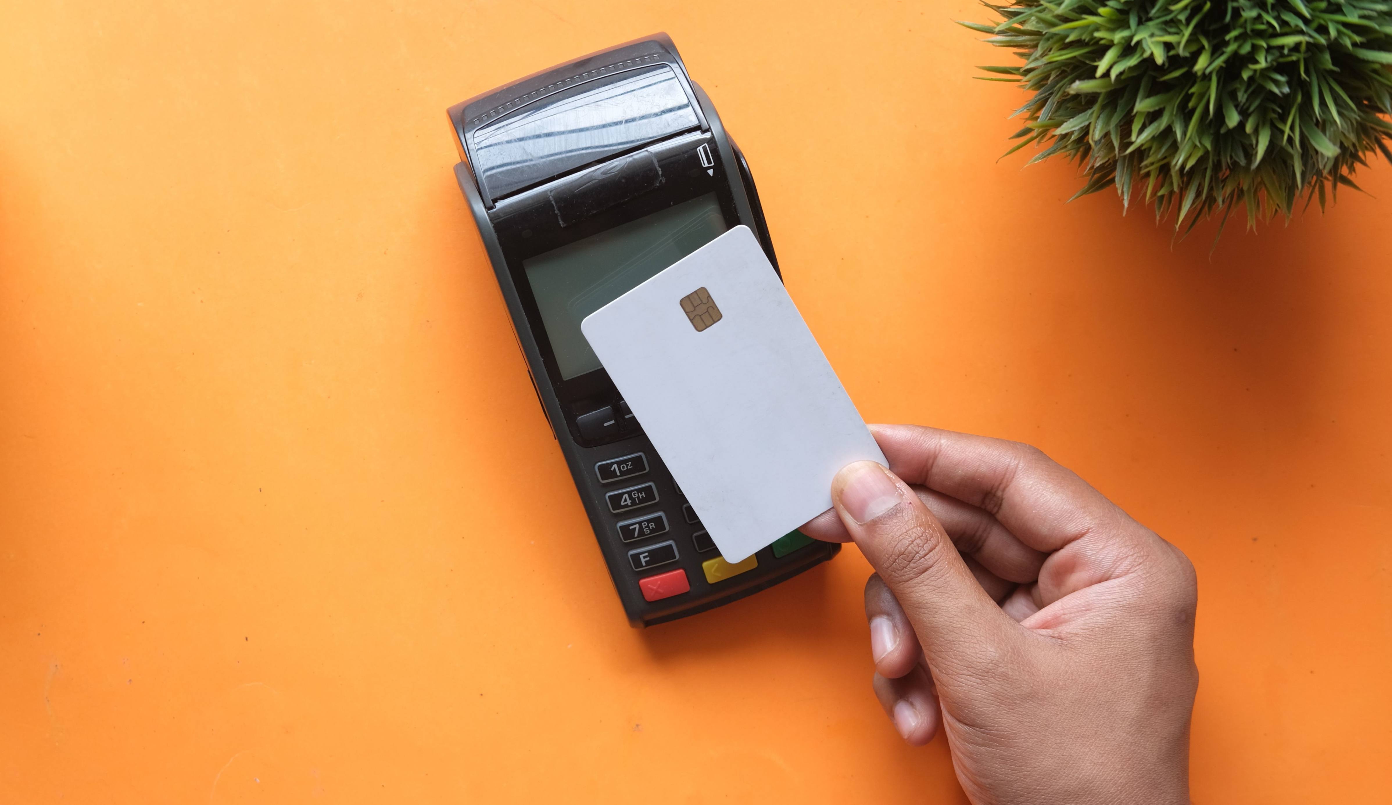 How Does a Contactless Card Pay Without a Battery? — article hero image