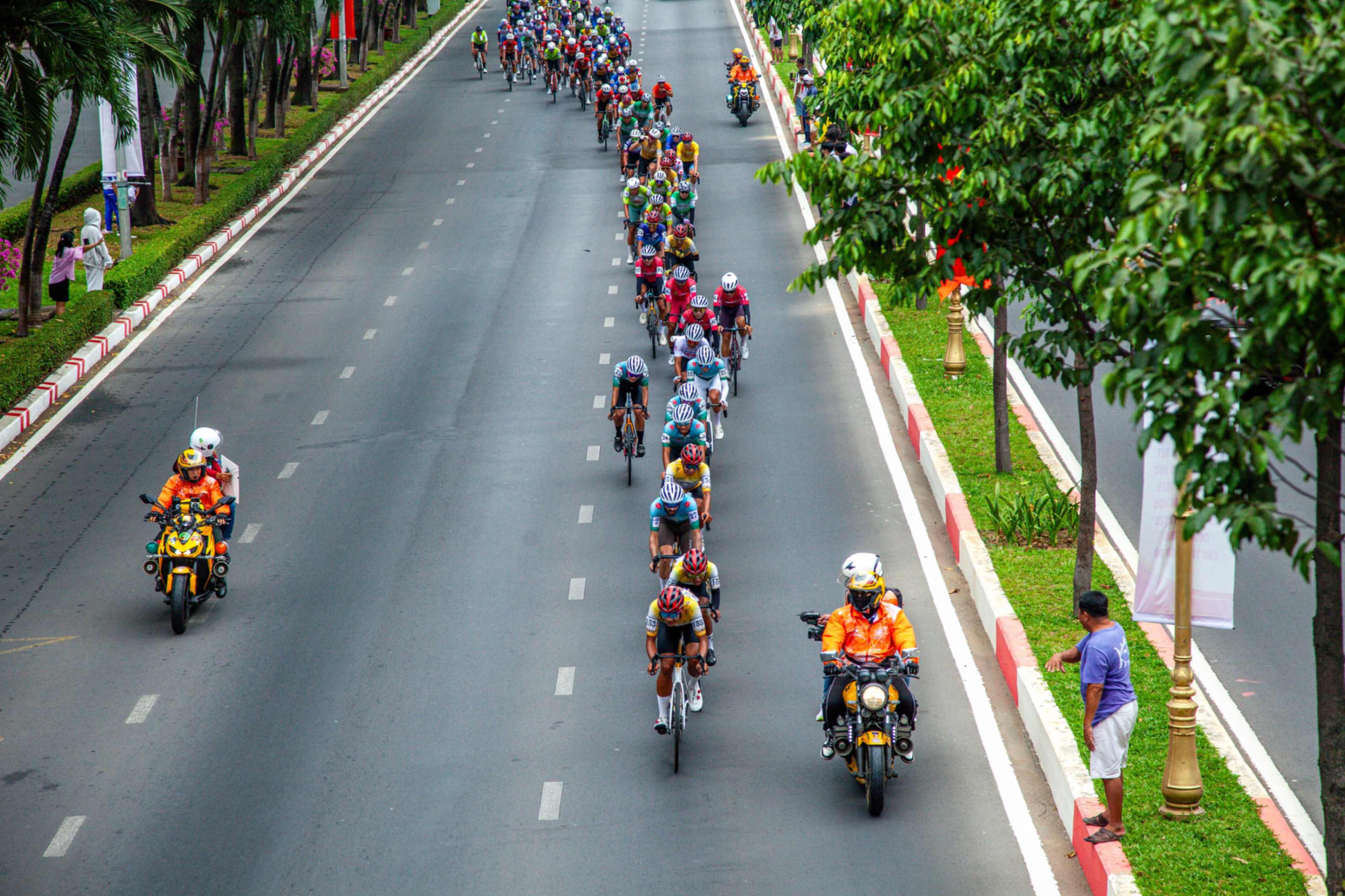 Why Do Cyclists Ride So Close Together? — article hero image